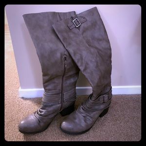 Women’s boots, size 8. Wide calf, side zipper.